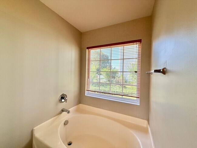 Building Photo - Charming 3BD, 3.5BA Raleigh Home Situated ...