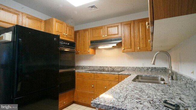 Building Photo - 10 E Lee St