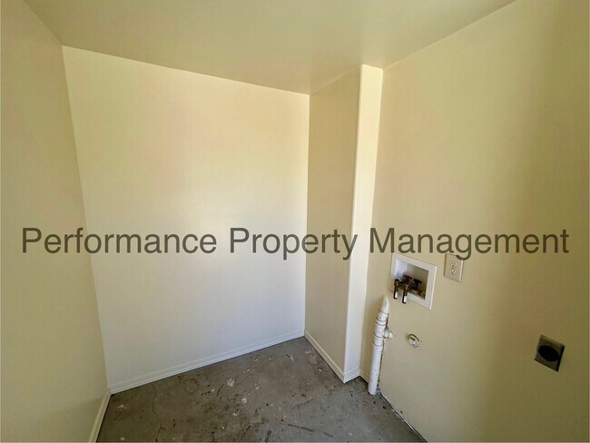 Building Photo - 615 Flower St