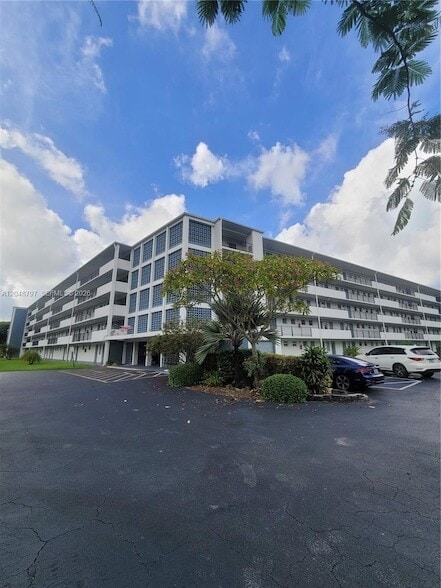 Building Photo - 950 Hillcrest Dr