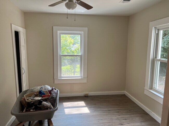 Building Photo - 18 Walnut St