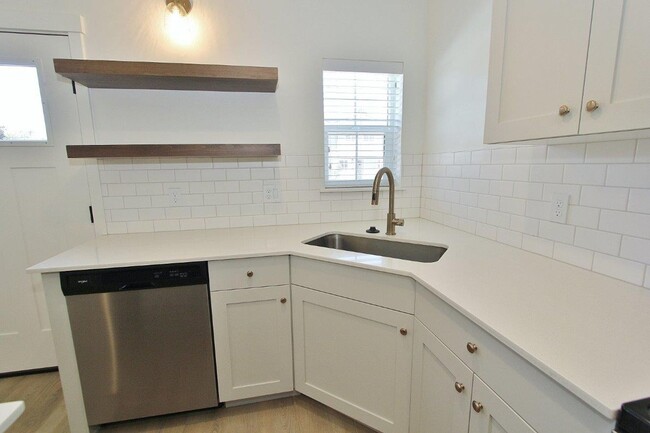 Building Photo - Immaculate Townhouse w/2-Car Garage