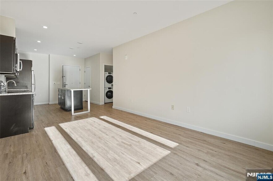 Building Photo - 69 Main St