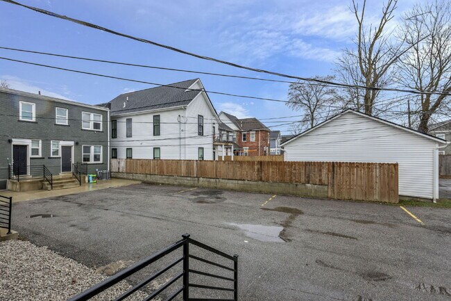 Building Photo - Modern 2BR Townhouse | Walk to Downtown | All Utilities Included