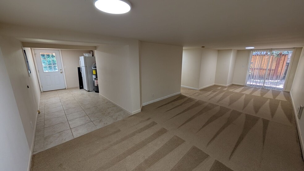 Building Photo - Charming Kirkland Bungalow with Lake Views!