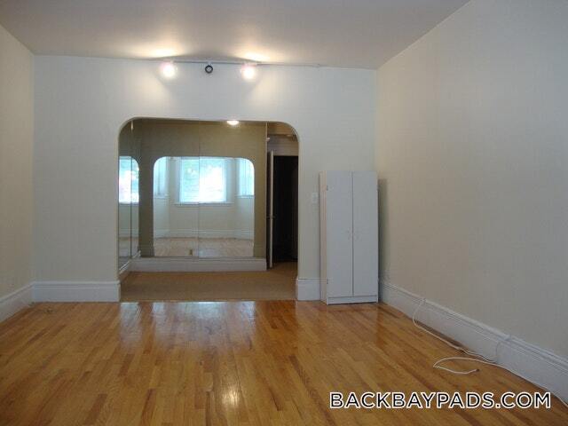 Building Photo - 520 Beacon St