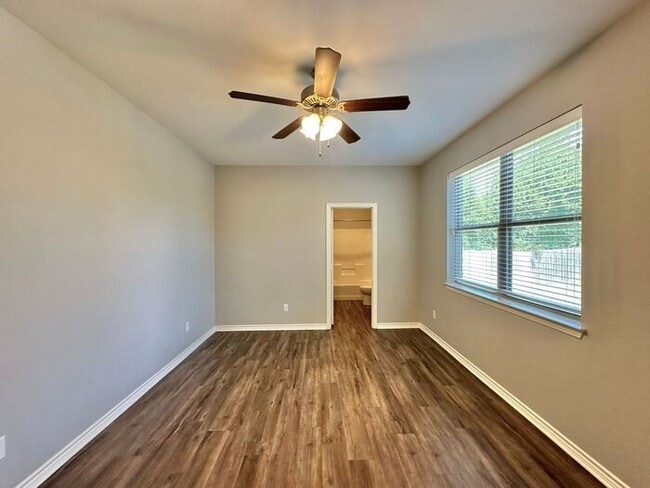 Building Photo - Available Now! 3 Bed 2 Bath in Flint!