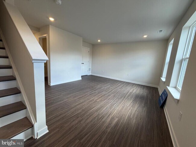 Building Photo - 33 E Front St