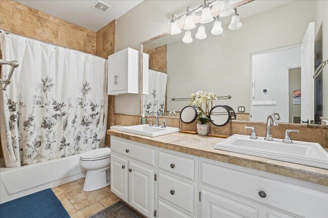 Building Photo - 1909 E Coral Tree Dr