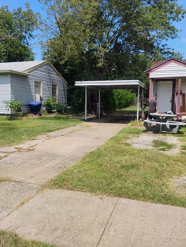 Building Photo - 609 Freeman Dr