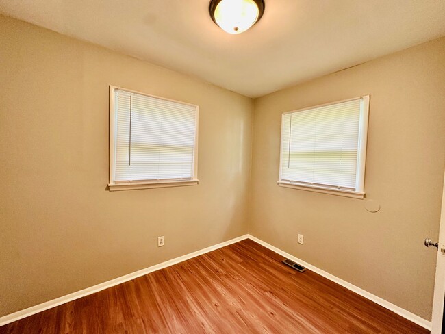 Building Photo - 3 bedroom home near Cane Run Rd now availa...