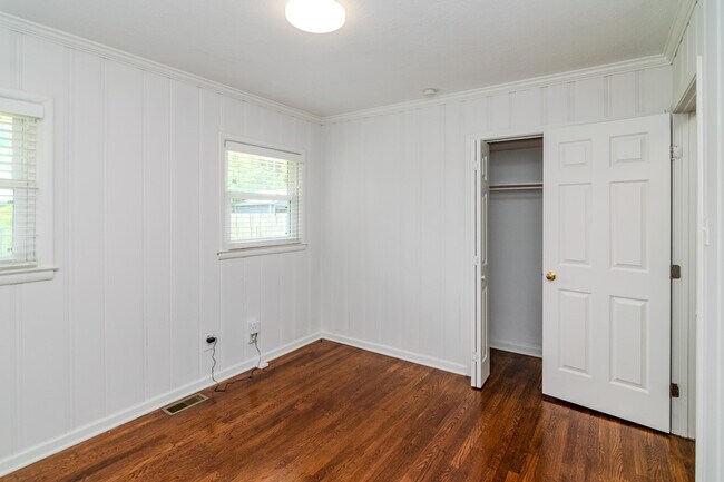 Building Photo - 282 Zandale Dr