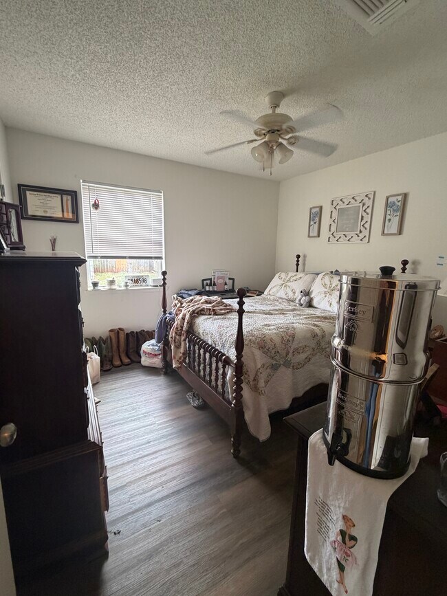 Building Photo - 927 E Krayler Ave