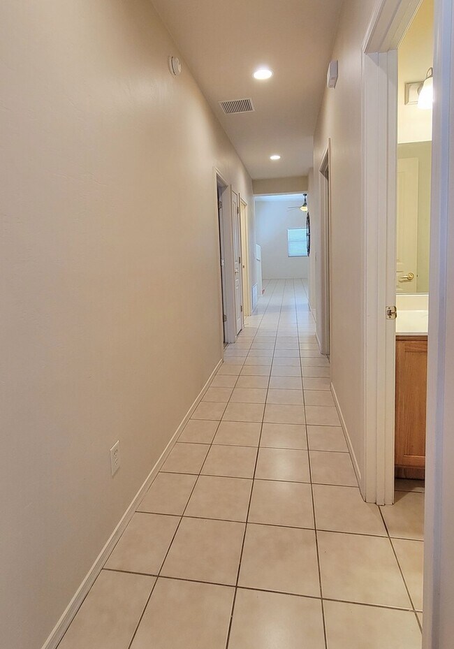 Building Photo - Pet friendly Civano home