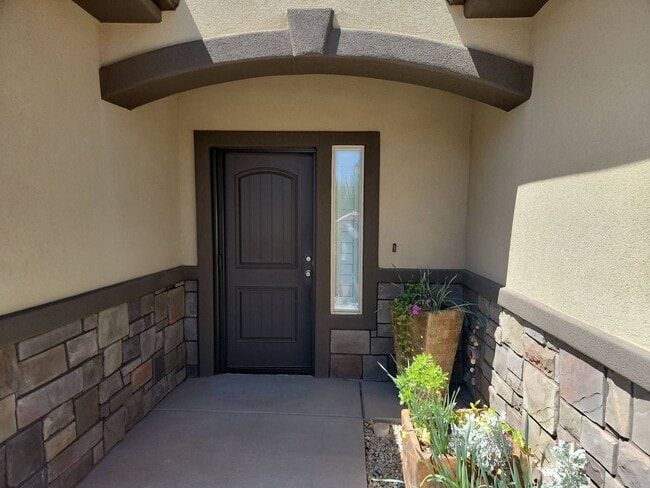 Building Photo - 3 Bedroom Home With Community Pool and Centrally Located