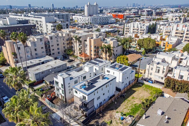 Building Photo - 1227 N June St