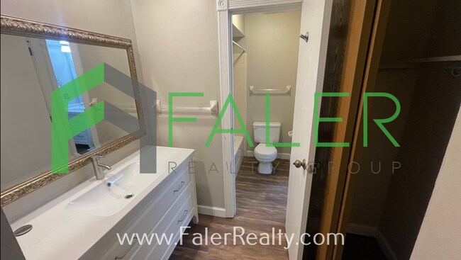 Building Photo - Freshly Updated 2nd Floor Condo