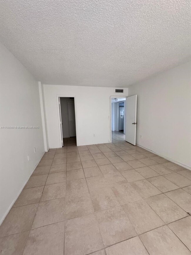 Building Photo - 4174 Inverrary Dr