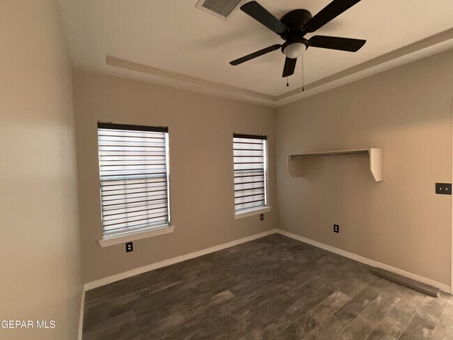 Building Photo - 300 Ruby Dr