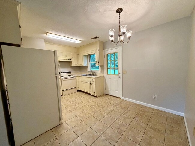 Building Photo - Duplex Close to Shaw AFB!