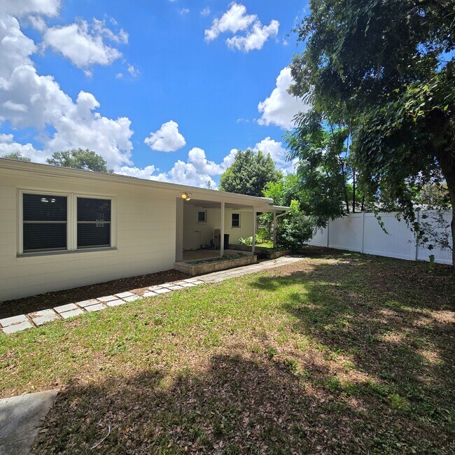 Building Photo - 3/2.5/1 Beautifully Updated Crystal River Home with Carport, Garage & Fenced Yard