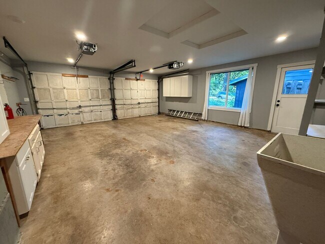 Building Photo - Pet Friendly Home with Pool Access!