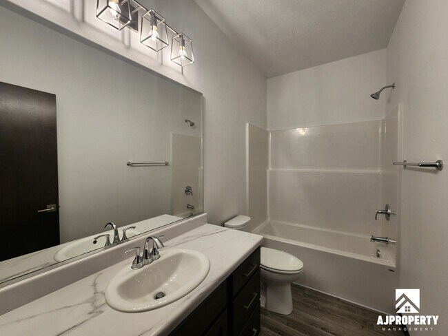 Building Photo - 300 S Willow Spring Dr