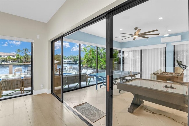 Building Photo - 319 S Riverside Dr