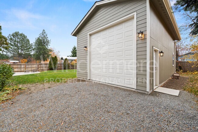 Building Photo - Updated 3 Bed 2 Bath Home With Brand New 2...