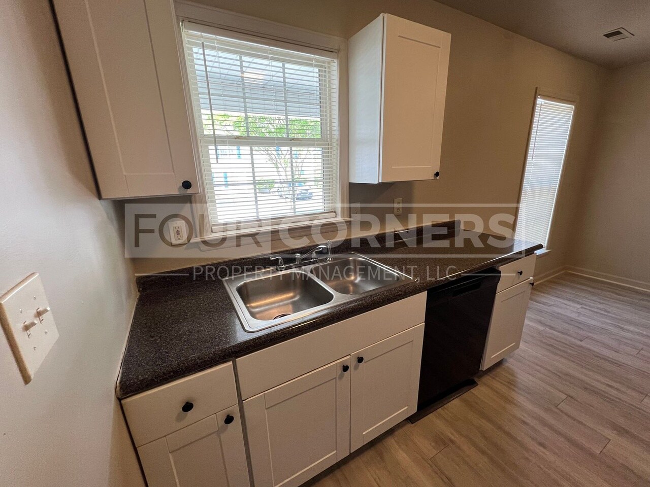 Building Photo - Room in Duplex on Beck St