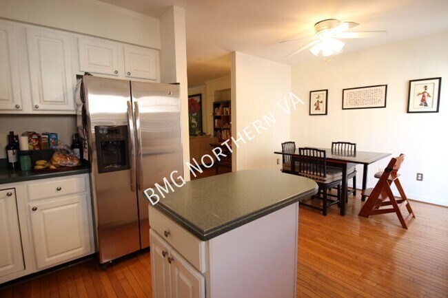 Building Photo - 2304 N Greenbrier Ct