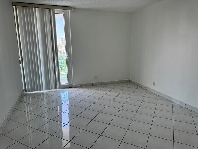 Building Photo - 100 Bayview Dr