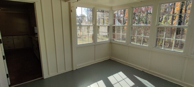 Building Photo - Ranch style home with full basement