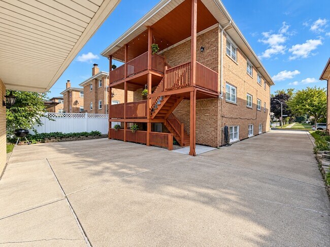 Building Photo - 8608 W Carmen Ave