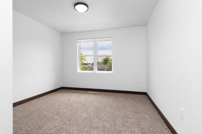 Building Photo - 735 Hoffman Rd