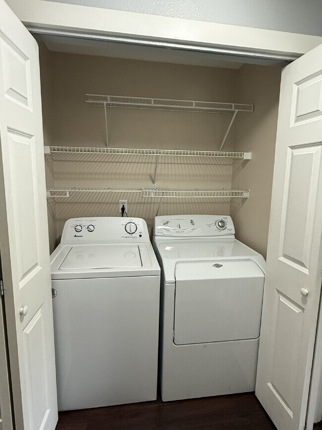 Building Photo - Charming & Spacious 1 Bedroom Condo Retreat in Renton