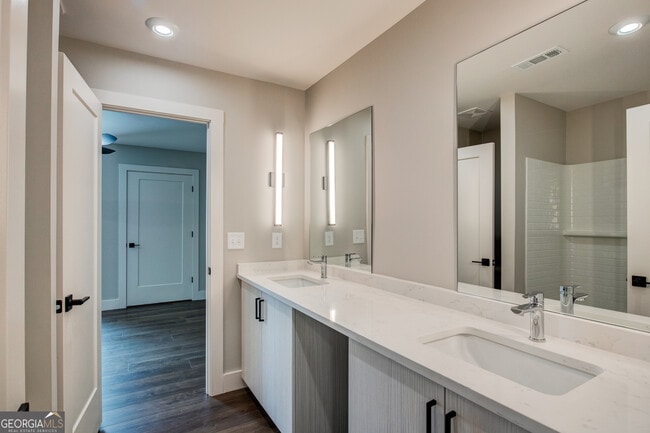 Building Photo - 119 Chateau Dr SE