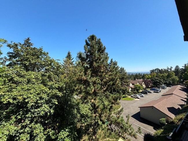 Building Photo - West Linn - Linnwood Heights, Stylish Condo, Gym, Pool & Hot Tub / Cable, W,S,G Included In The Rent