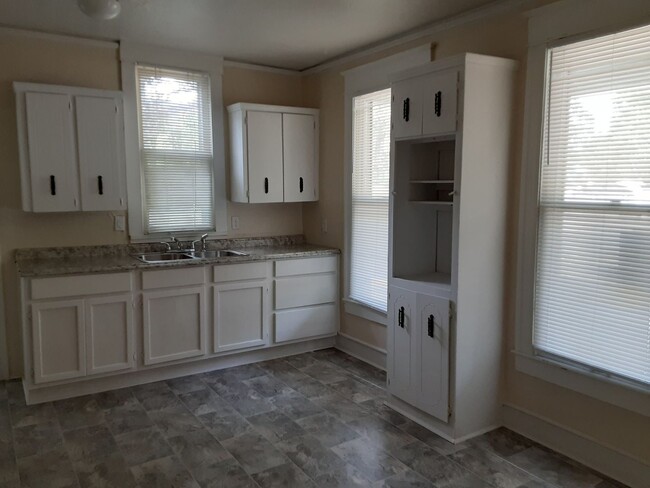 Building Photo - 2 Bedroom home