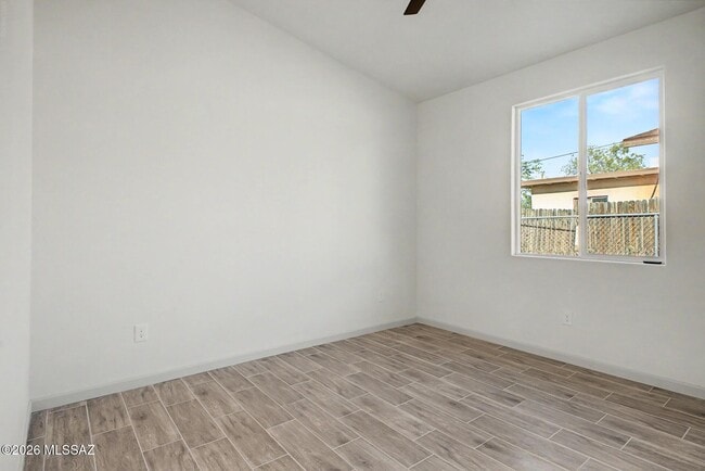 Building Photo - 827 E 33rd St