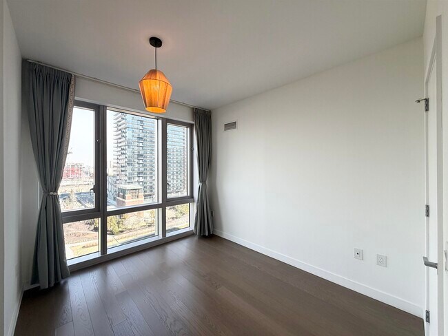 Building Photo - 75 Park Ln S