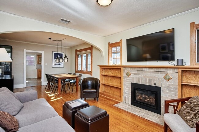 Building Photo - Long Realty & Property Management - Lovely Park Hill Home