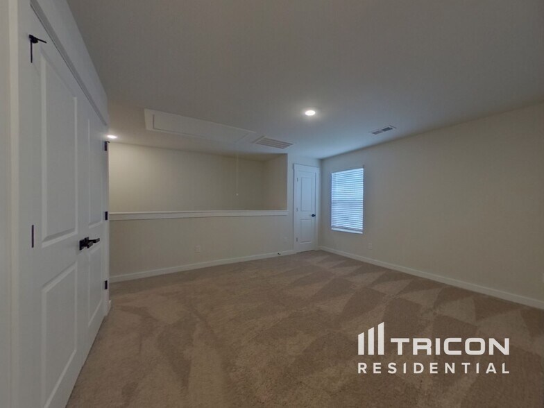 Building Photo - 1217 Crested Iris St