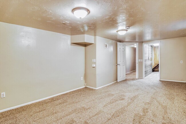 Building Photo - Charming 3-Bed, 1.5-Bath Home with Garage & Modern Comforts - Available NOW!