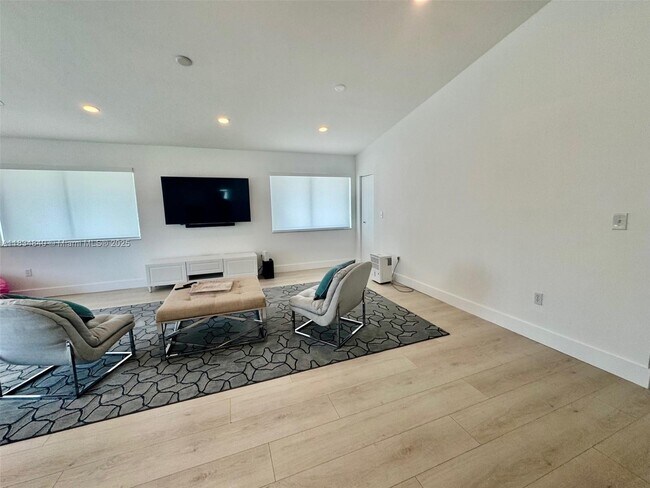 Building Photo - 10911 N Bayshore Dr