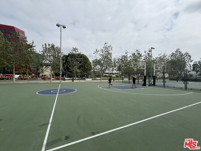 Building Photo - 505 N San Vicente Blvd