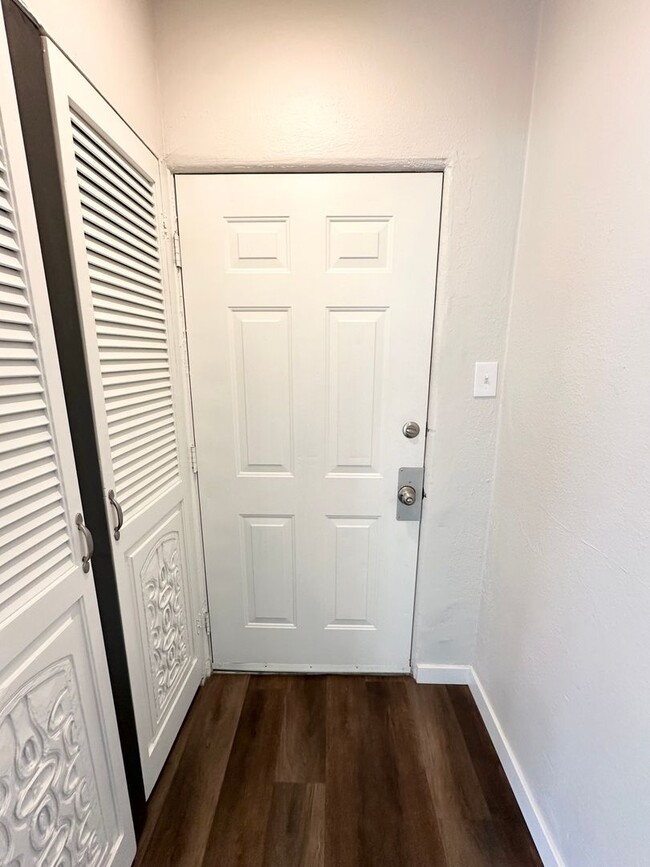 Building Photo - Adorable remodeled in 2023 2 bedroom 1 bathroom duplex available soon!