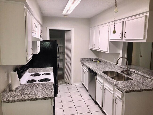Building Photo - 13461 Castilian Dr