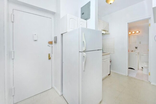 Building Photo - 135 E 94th St