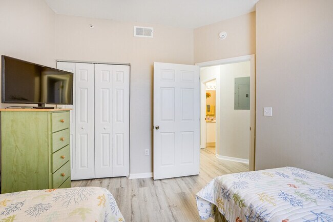 Building Photo - 15430 Bellamar Cir